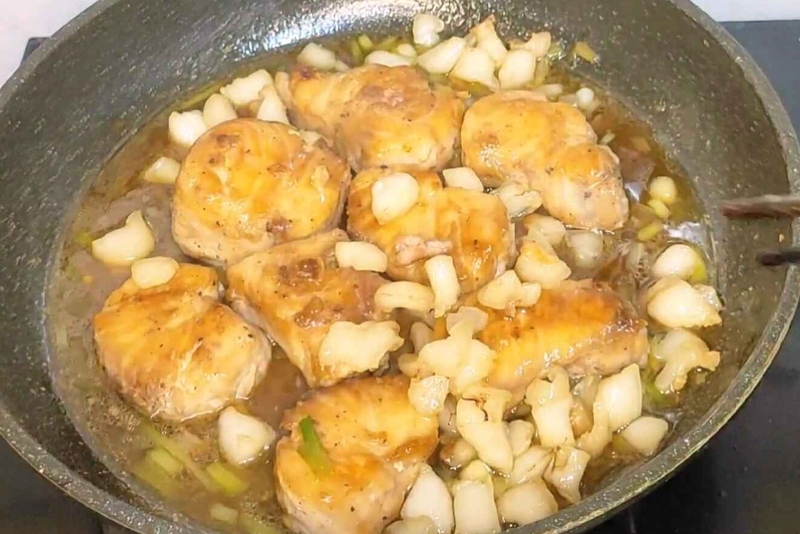 cá cờ kho hình 10