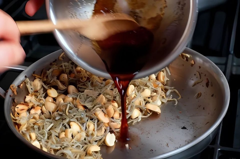 cá cơm rang đậu phộng trên chảo