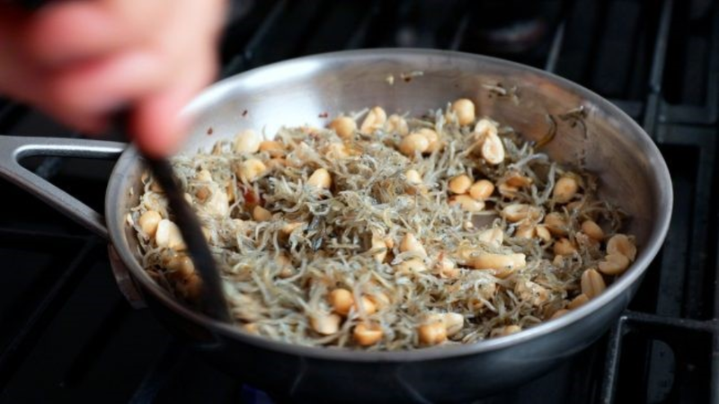 cá cơm sữa rim đậu phộng 3