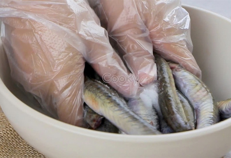 Sơ chế cá kèo bằng nước muối pha chanh