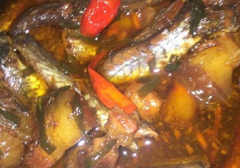 Nồi cá kèo kho tộ đang sôi liu riu trên bếp