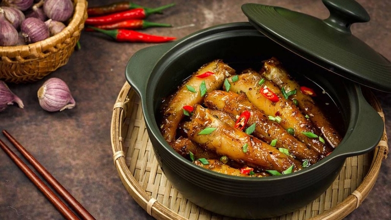 Nồi cá bống kho tiêu có màu cánh gián đẹp mắt, dậy mùi thơm của tiêu và nước mắm