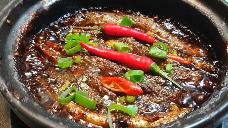 Cá kèo kho mềm, ngọt và thơm, hòa quyện với nước sốt sánh sệt đậm đà cùng vị cay tê