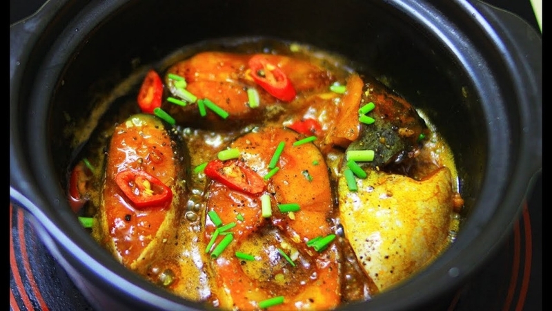 Cá basa kho tiêu màu cánh gián đẹp mắt, dậy mùi thơm của tiêu, nước mắm và hành tỏi