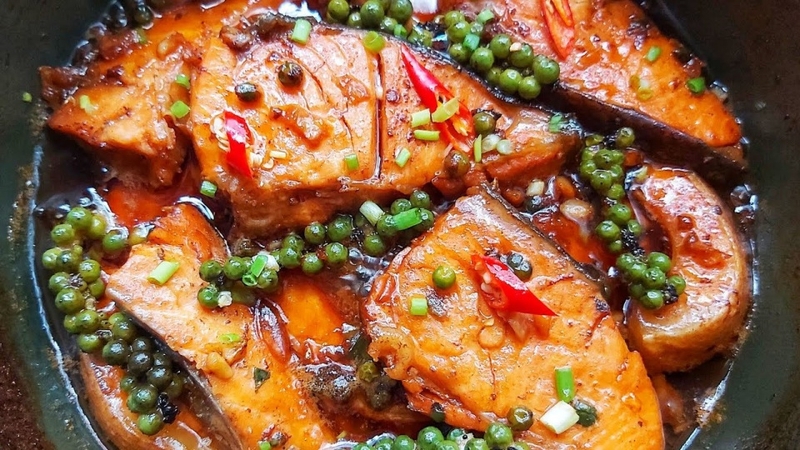 Cá hồi kho tiêu có vị béo ngậy, mềm tan trong miệng đối lập với nước sốt mặn ngọt, cay cay