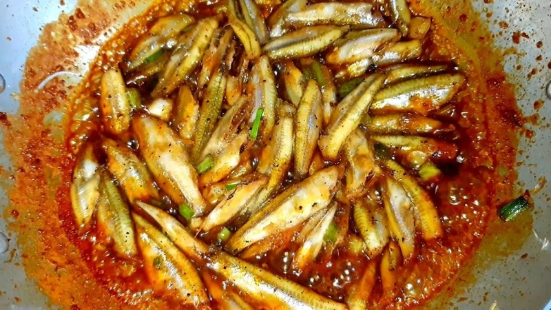 Cá lòng tong kho tiêu có đủ vị cay, mặn, ngọt, ăn rất hao cơm