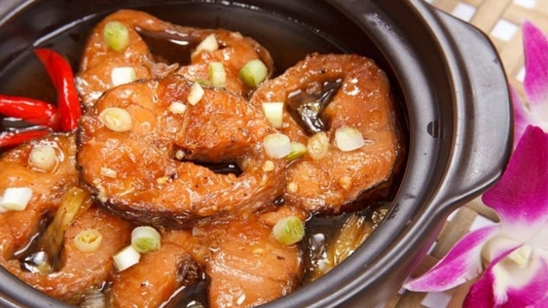 Cá bớp kho tiêu có hương vị đậm đà, thịt dai và ngọt được nhiều người yêu thích