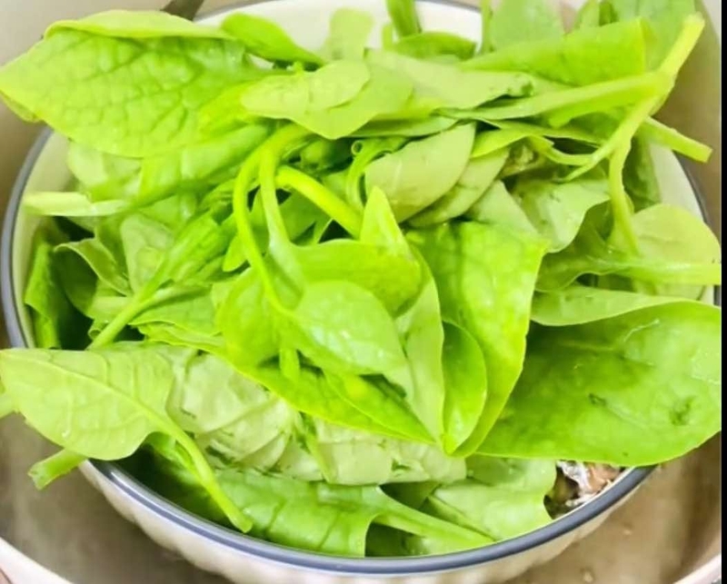 Cho rau mồng tơi lên trên bề mặt cá