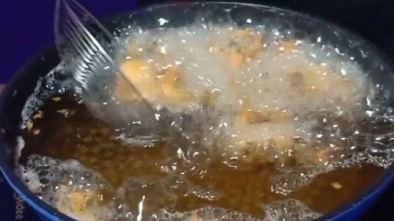 Bước 3: Chiên cá