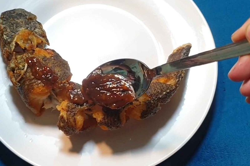 Rưới nước sốt me lên trên thân cá