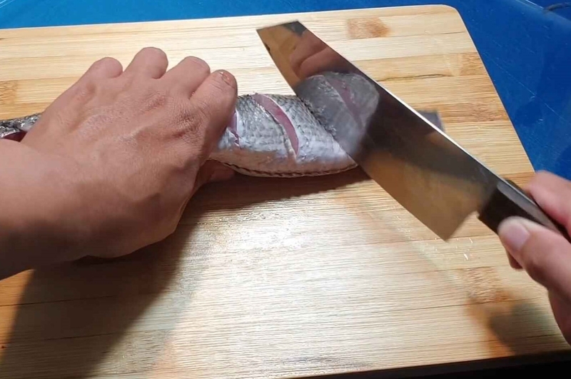 Dùng dao khứa vài đường chéo