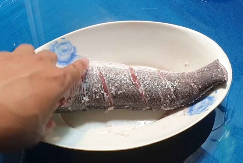 Xoa đều muối lên thân cá