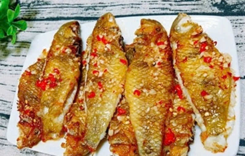 Cá chiên giòn rưới mắm ớt