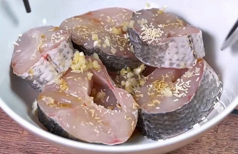 Cá ngạnh kho riềng ảnh 4