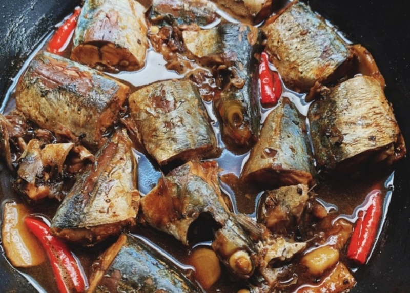 Cá nục kho xì dầu 4