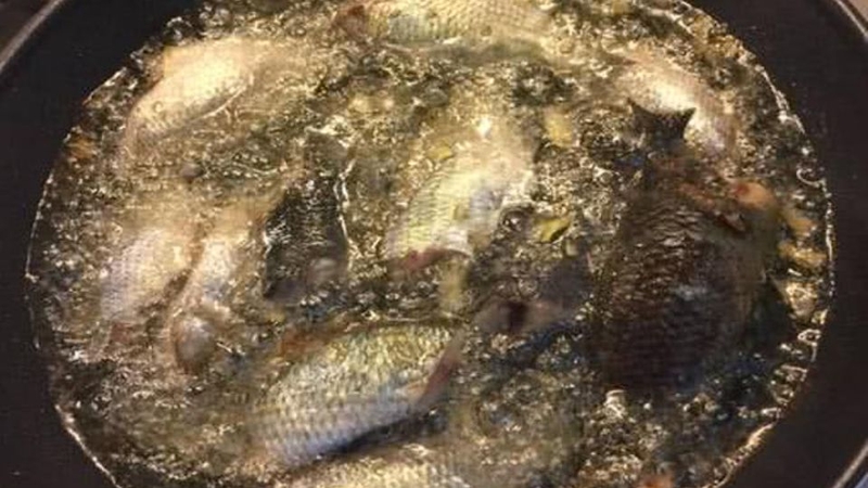 Bước 2: Chiên cá rô đồng
