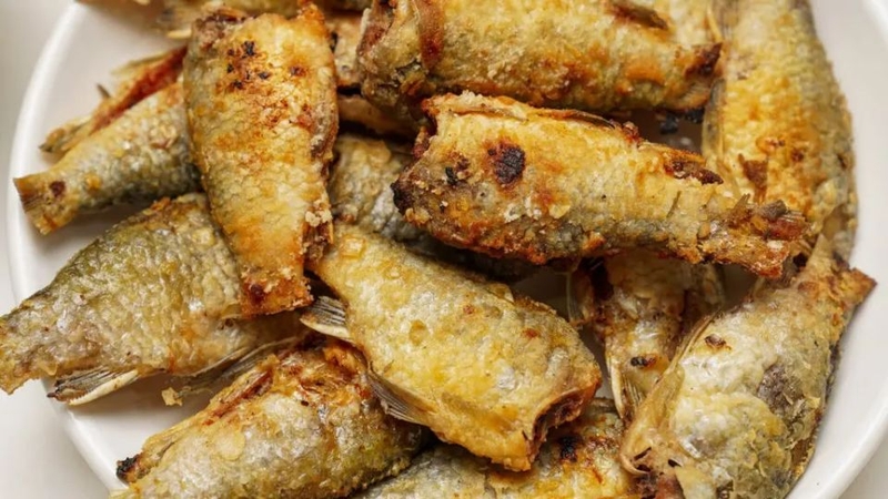 Cá rô đồng chiên giòn ăn với gì ngon?