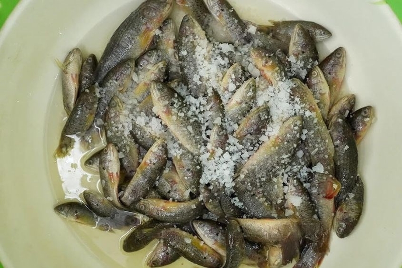 cá rô kho nghệ hình 6