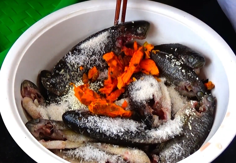 cá rô kho nghệ hình 3