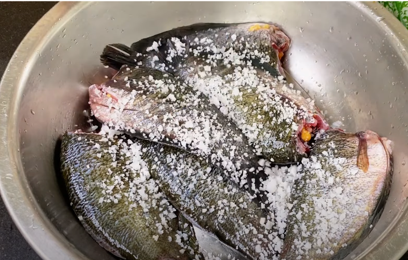 cá sặc kho tiêu (ảnh 2)