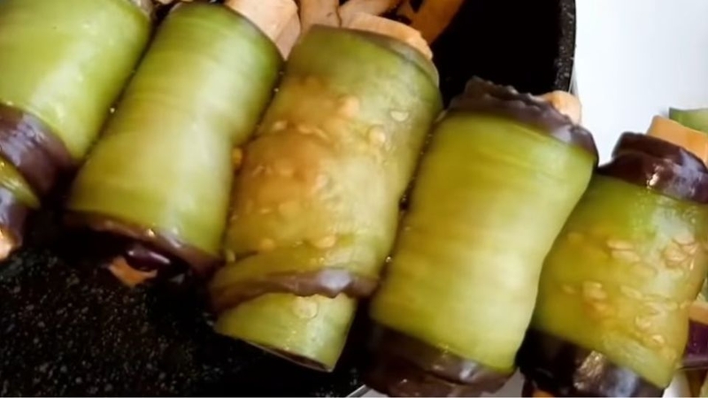Bước 3: Cuốn cà tím