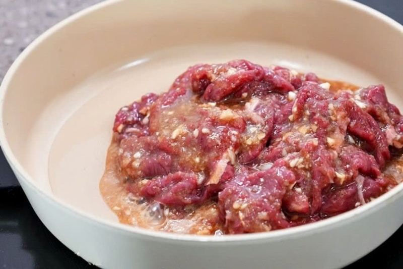sơ chế và ướp thịt bò