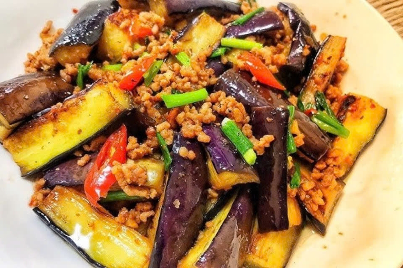 thưởng thức món cà tím xào thịt bò