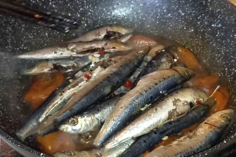 cá trích kho cà chua 9