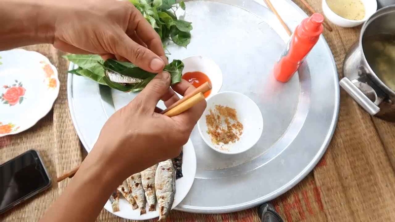 cách thưởng thức cá trích nướng