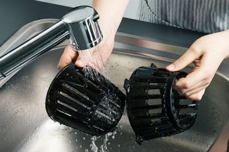 Vệ sinh máy ép bằng nước rửa chén