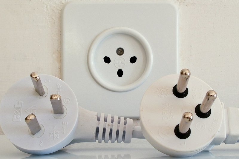 Ổ cắm 3 chấu trụ tròn hình tam giác ngược