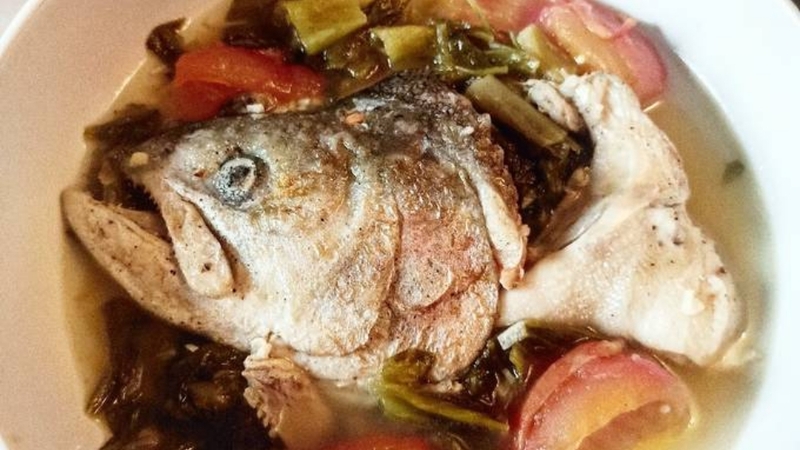 Canh súp đầu cá hồi chua chua lạ miệng