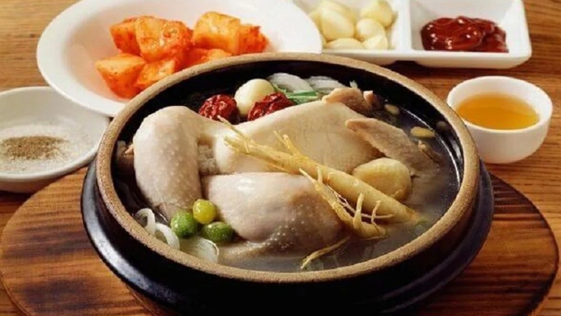 Canh gà hầm sâm Hàn Quốc bổ dưỡng