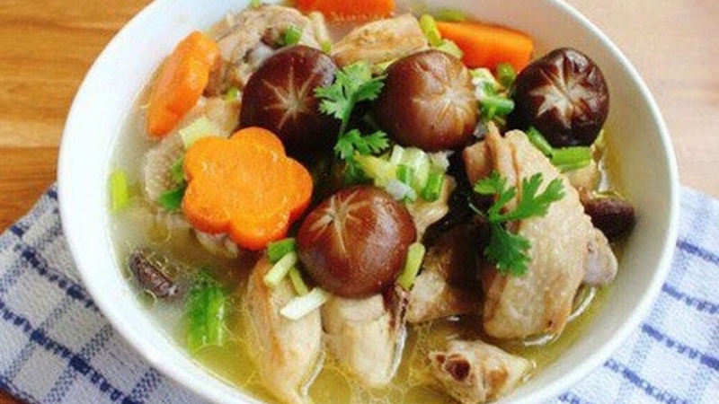 Canh súp gà nấm ăn với cơm hay bánh mì đều ngon