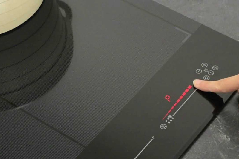 Bảng điều khiển cảm ứng trên các thiết bị bếp điện