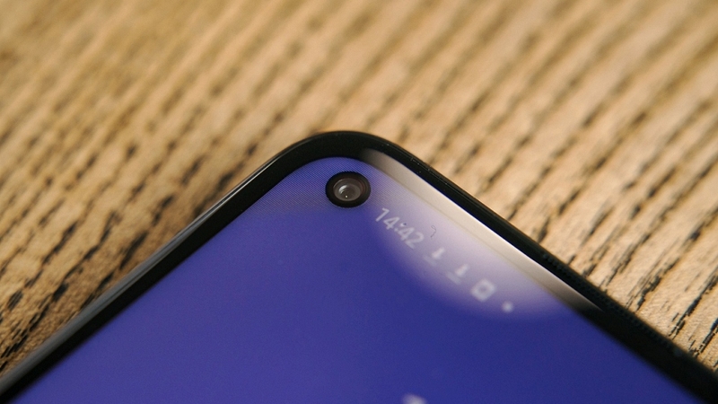 Kiểu điện thoại có màn hình đục lỗ xuất hiện lần đầu trên thị trường vào cuối năm 2018