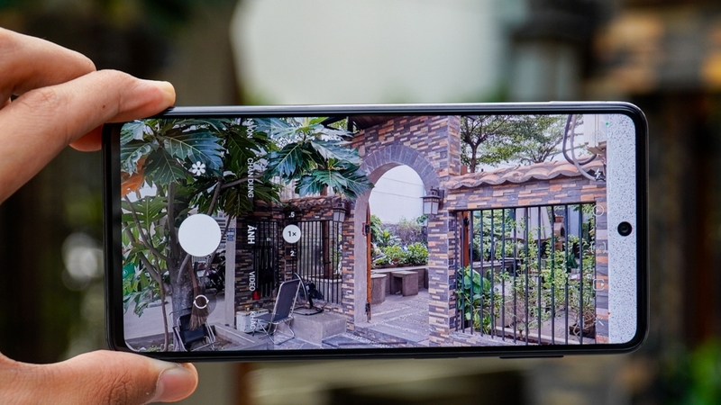 Có thể ẩn camera đục lỗ trên màn hình Galaxy bằng hai ứng dụng Energy Ring và aodNotify