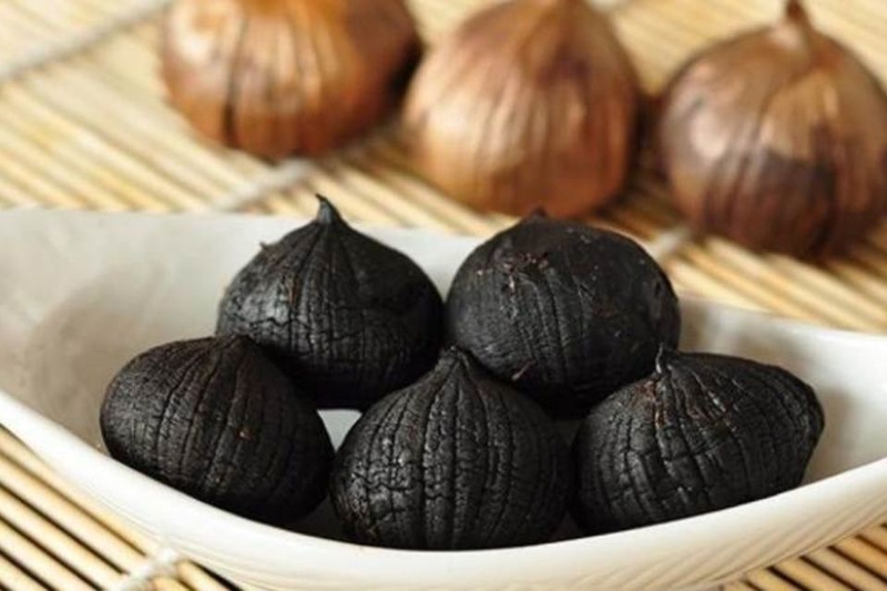 Không rửa tỏi đen trước khi cất