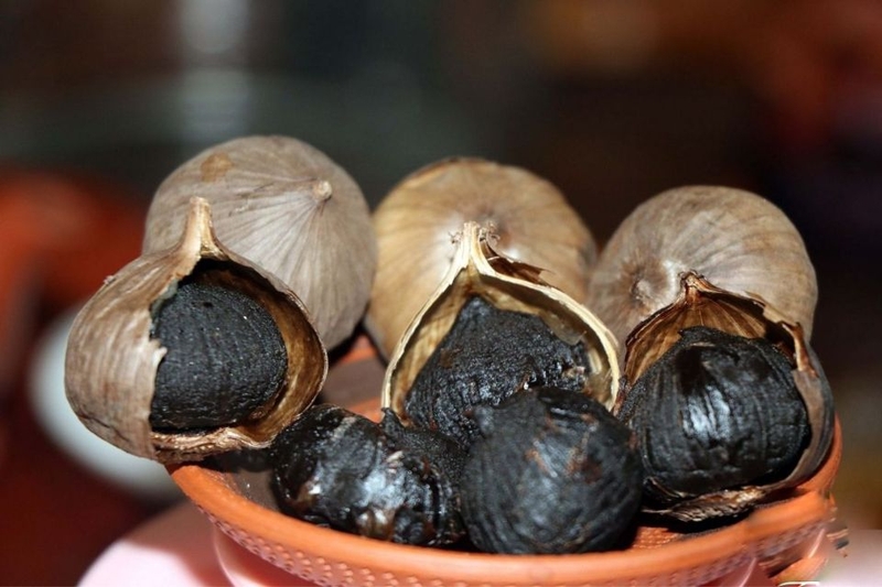 Đặt tỏi đen ở ngăn mát, không để ngăn đá