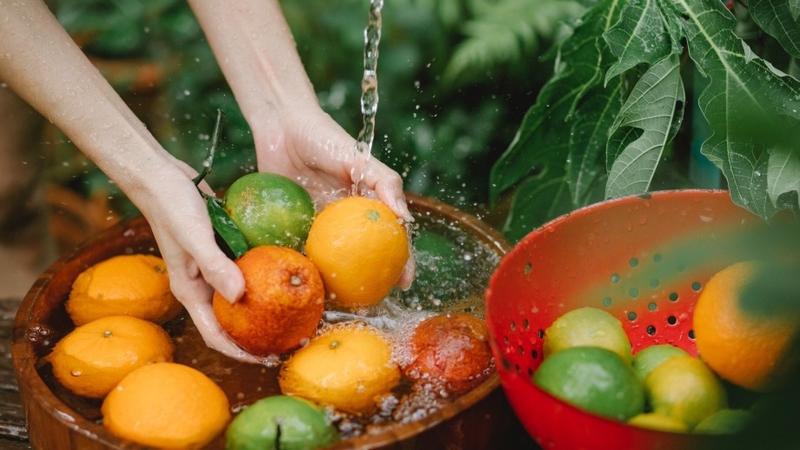 cách bổ cam không lẫn hạt 1