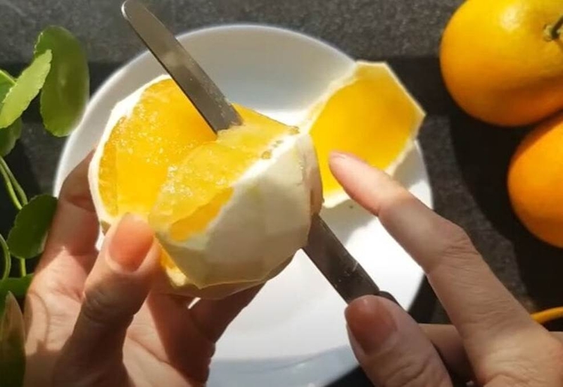 cách bổ cam không lẫn hạt 4