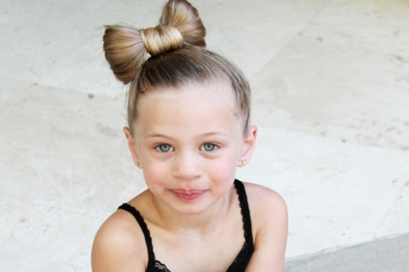 Kiểu búi tóc nơ xinh cho bé