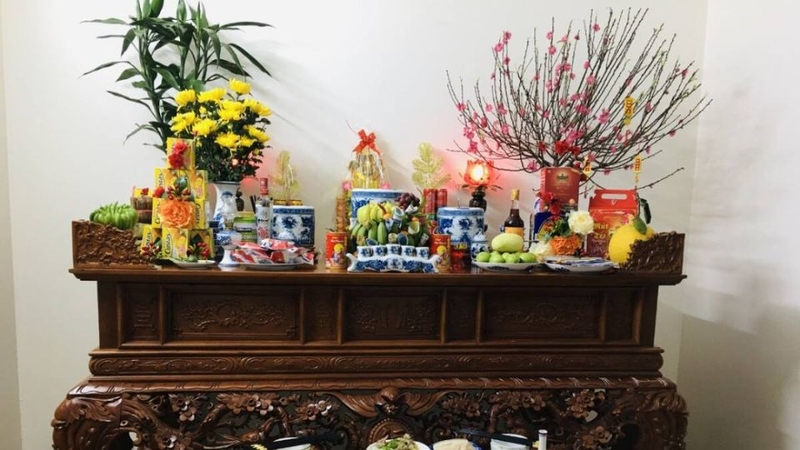 Cách cắm hoa ngày Tết trên bàn thờ