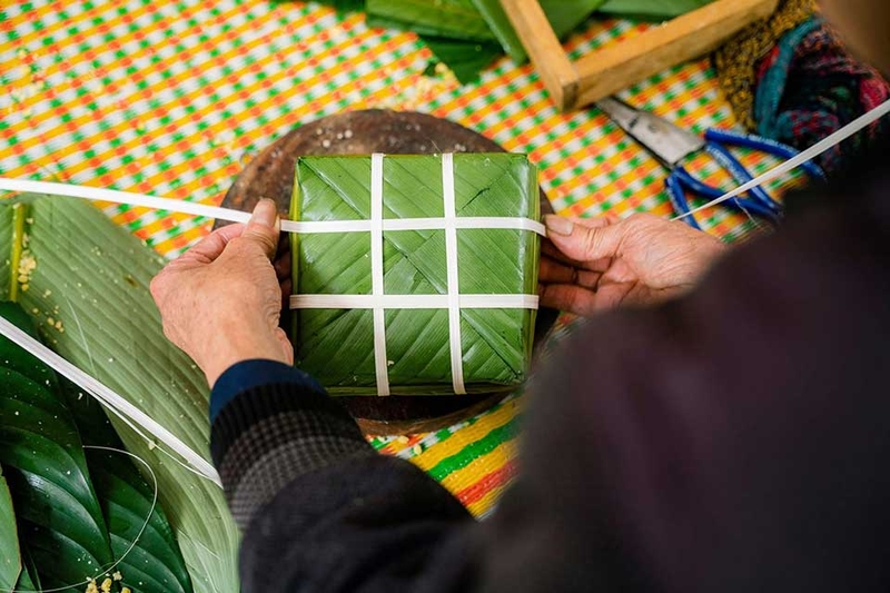 Cách cắt bánh chưng bằng dao - 07