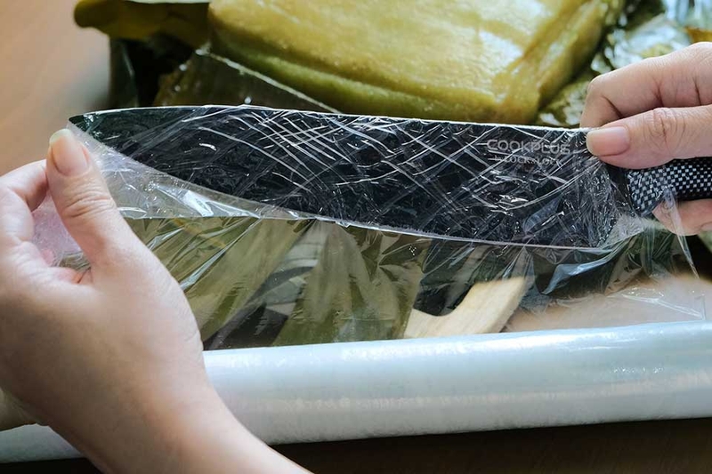 Cách cắt bánh chưng bằng dao - 04