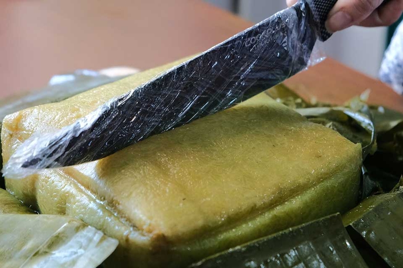 Cách cắt bánh chưng bằng dao - 03