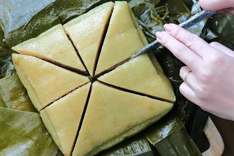 Cách cắt bánh chưng bằng dao - 02