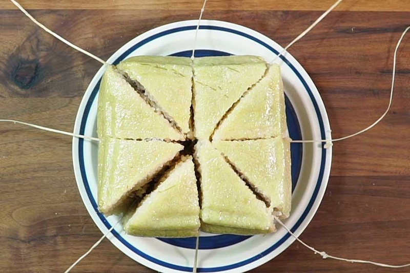 Cách cắt bánh chưng bằng dao - 01