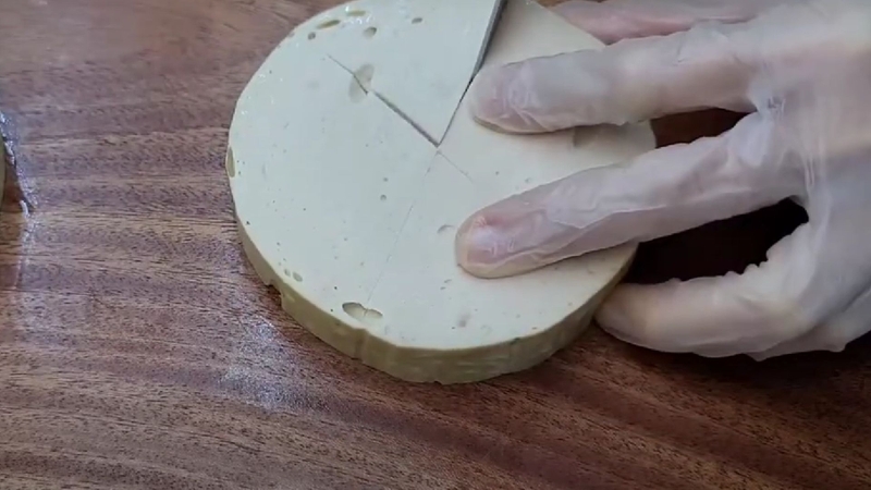 Cách cắt giò thành hoa 6 cánh bước 1