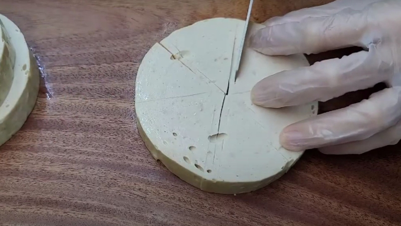 Cách cắt giò thành hoa 6 cánh bước 2